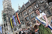 zurück ging es für die Spargelprinzessin mit Blaskapelle-Begleitung quer über den Marienplatz (©Foto: Martin Schmitz)
